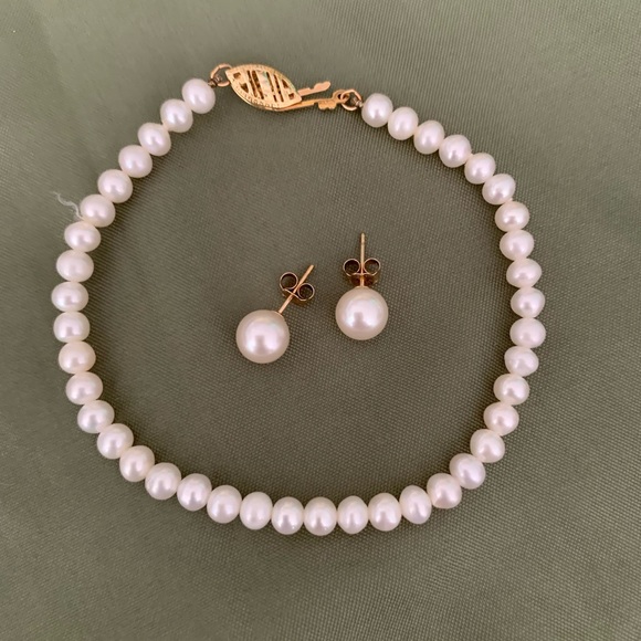 Pearl Necklace, bracelet and earring set - Picture 4 of 6